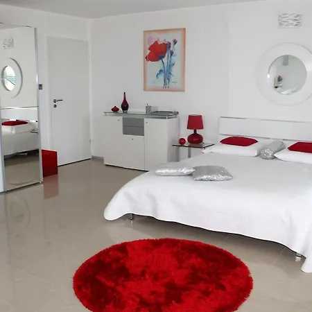 Guest house Four Seasons Lake 4*
